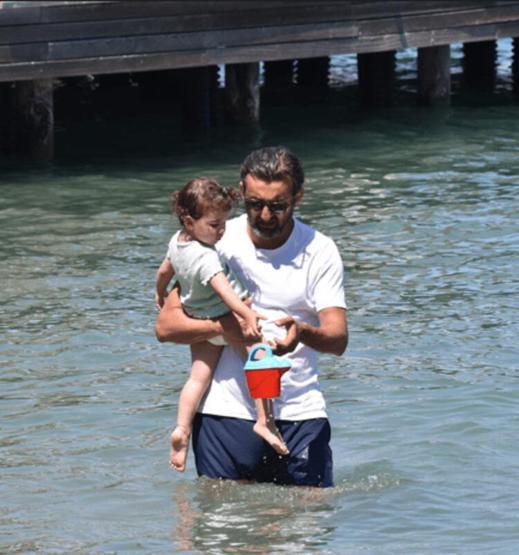 Necip Memili kızı Asyayı kucağından indirmedi