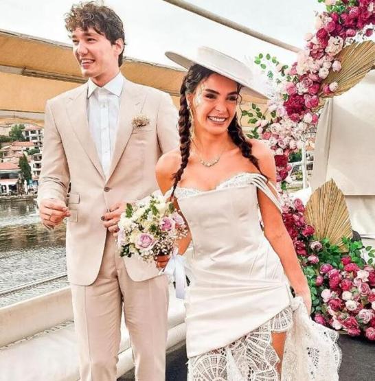 Ebru Şahinden balayı pozu