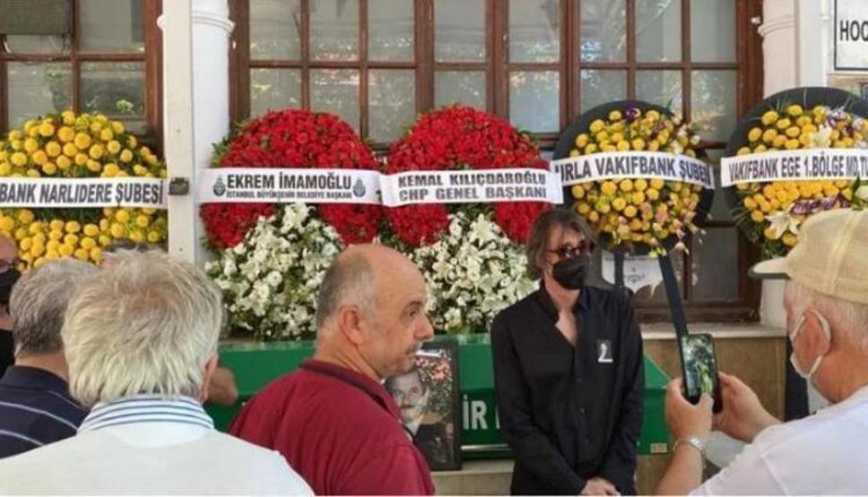 Erdal Beşikçioğlu babasını son yolculuğuna uğurladı
