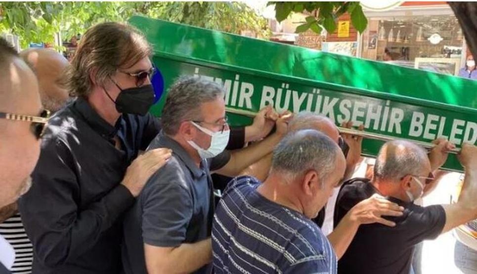 Erdal Beşikçioğlu babasını son yolculuğuna uğurladı