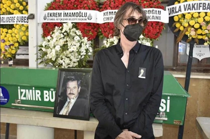 Erdal Beşikçioğlu babasını son yolculuğuna uğurladı