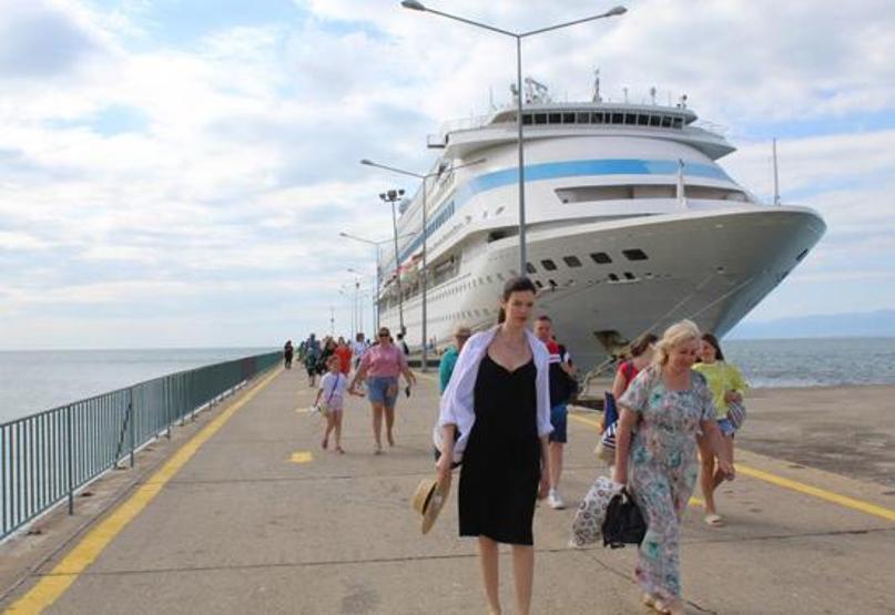 5 yıl sonra bir ilk: Dev kruvaziyer yüzlerce turisti Sinopa getirdi