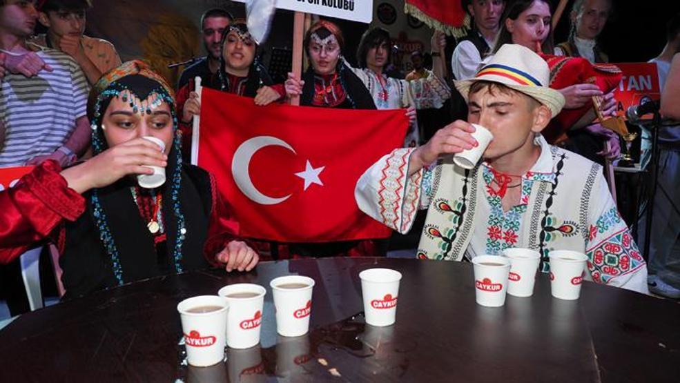Rizede en hızlı çay içme yarışması