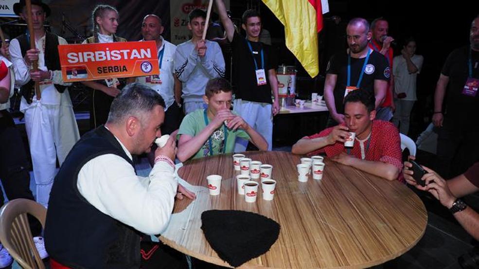 Rizede en hızlı çay içme yarışması