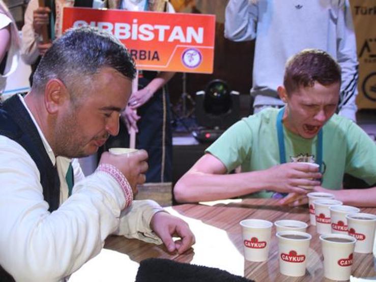 Rizede en hızlı çay içme yarışması