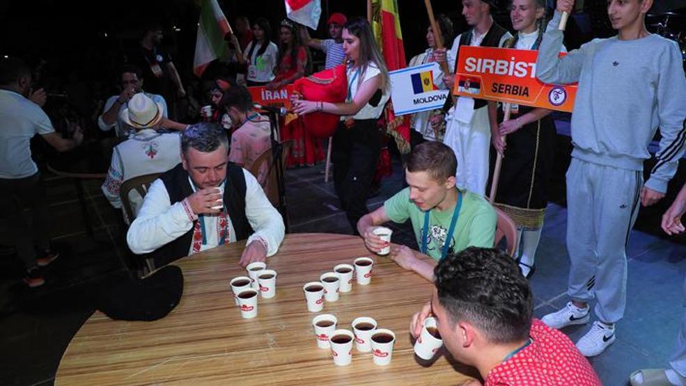 Rizede en hızlı çay içme yarışması
