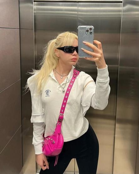 Aleyna Tilkiden yatak odasında cesur poz