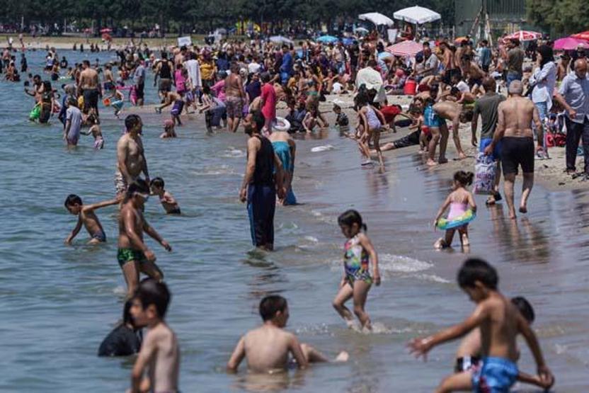 Sıcak havanın etkisiyle Menekşe Plajında yoğunluk