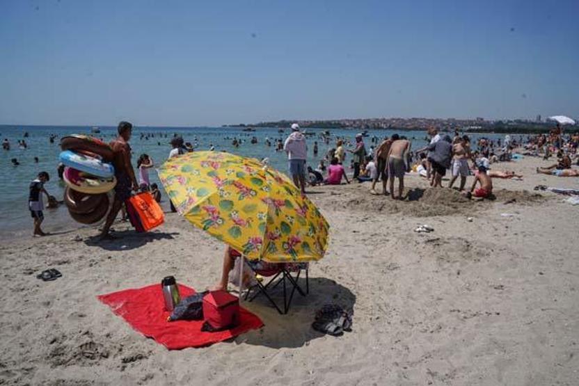 Sıcak havanın etkisiyle Menekşe Plajında yoğunluk