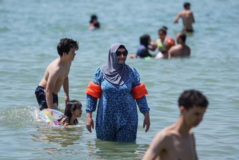 Sıcak havanın etkisiyle Menekşe Plajında yoğunluk