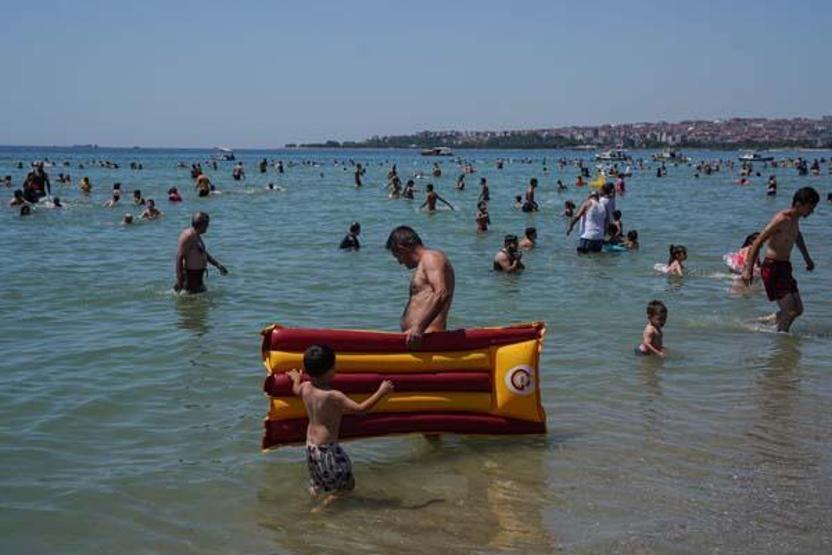 Sıcak havanın etkisiyle Menekşe Plajında yoğunluk