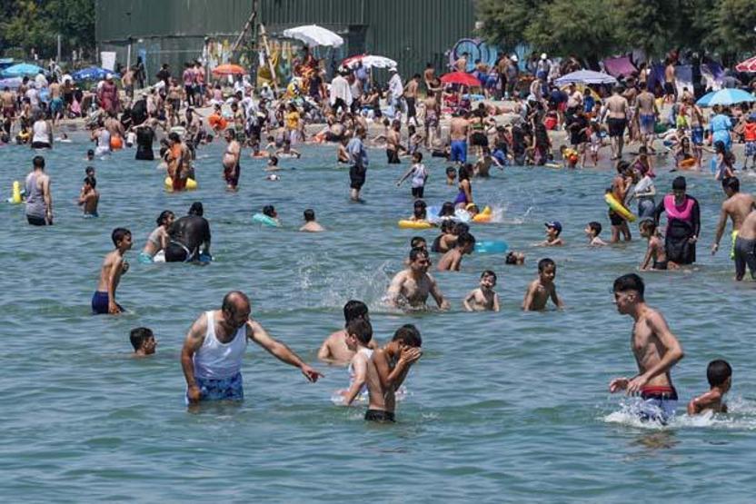 Sıcak havanın etkisiyle Menekşe Plajında yoğunluk
