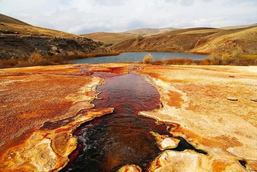 Dünyada bir örneği daha yok Erzincanın kırmızı gölü turizme kazandırılıyor