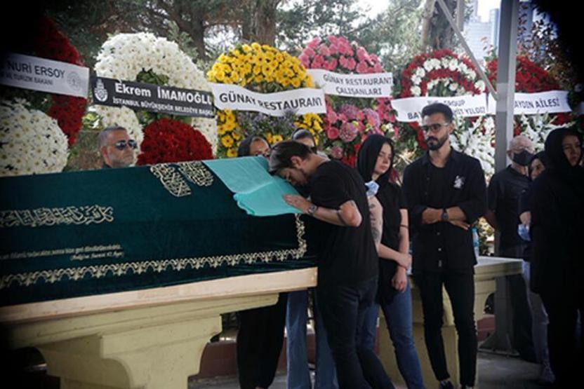 Ebru Gündeş annesini son yolculuğuna uğurladı
