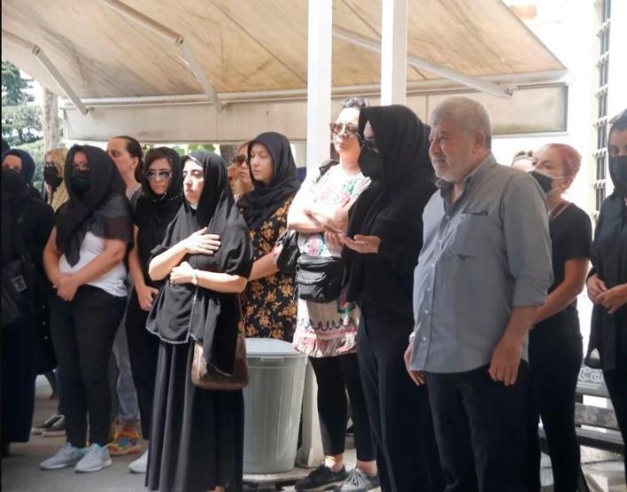 Ebru Gündeş annesini son yolculuğuna uğurladı