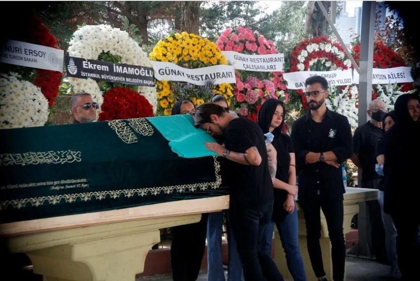 Ebru Gündeş annesini son yolculuğuna uğurladı