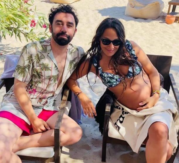 Gupse Özaydan karnı burnunda pozlar