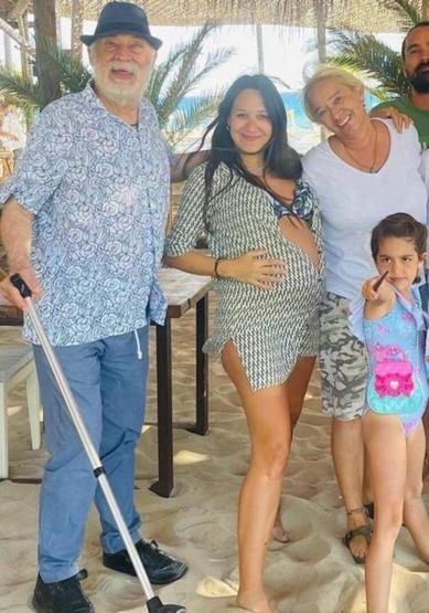 Gupse Özaydan karnı burnunda pozlar