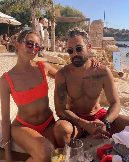 Doğuş Çabakçor ve Asya Hocaoğlunun kumsalda romantik anları