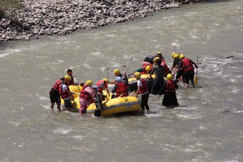 Turistlerin Karasu Nehrinde rafting keyfi