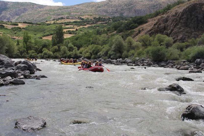 Turistlerin Karasu Nehrinde rafting keyfi