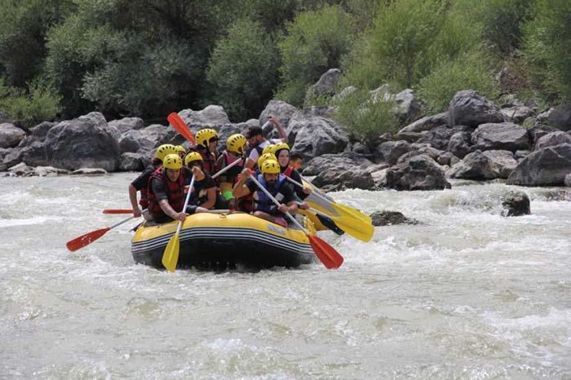 Turistlerin Karasu Nehrinde rafting keyfi