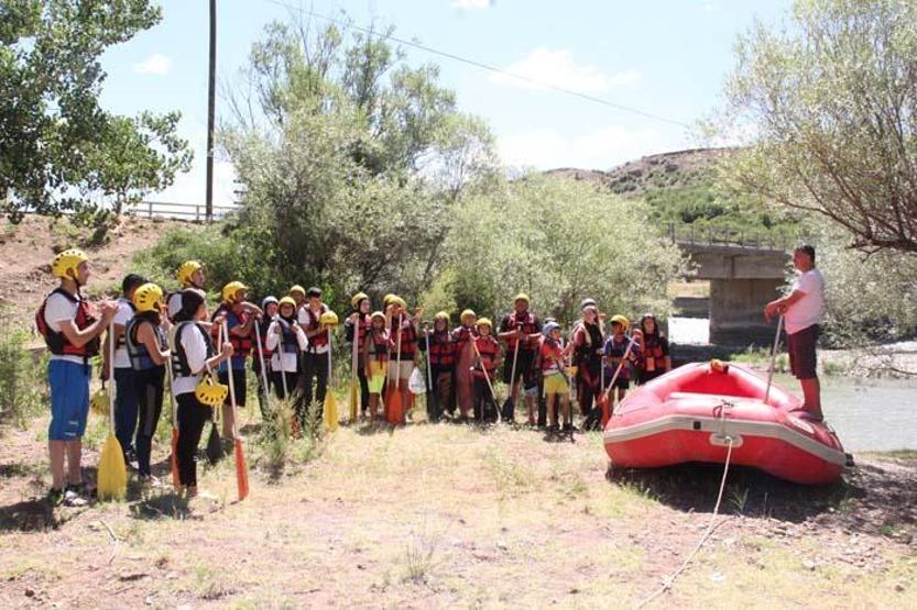 Turistlerin Karasu Nehrinde rafting keyfi