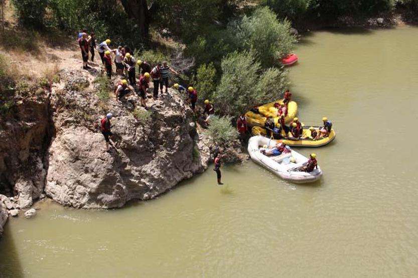 Turistlerin Karasu Nehrinde rafting keyfi