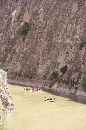 Turistlerin Karasu Nehrinde rafting keyfi