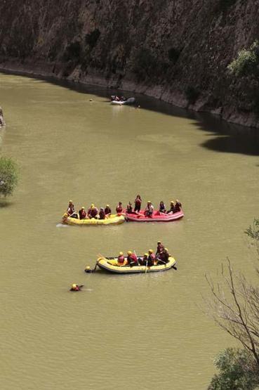 Turistlerin Karasu Nehrinde rafting keyfi