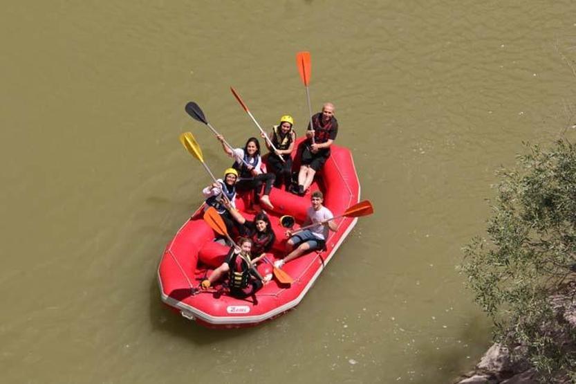 Turistlerin Karasu Nehrinde rafting keyfi