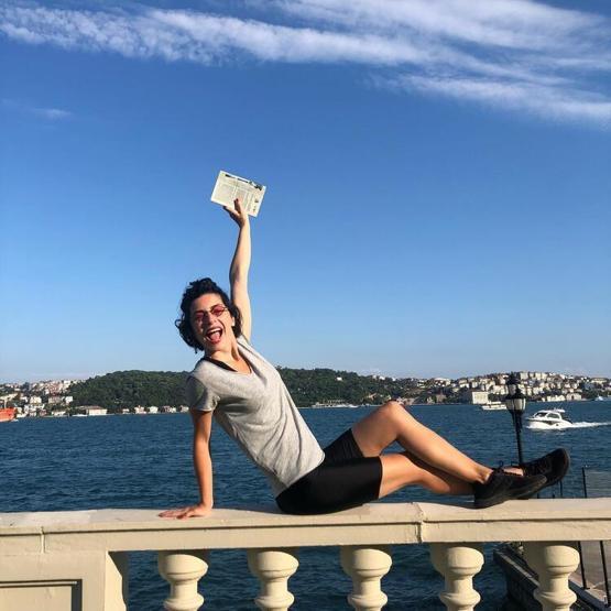 Merve Boluğurdan bikinili tekne pozu