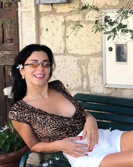 Merve Boluğurdan bikinili tekne pozu