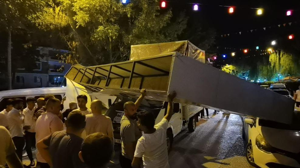 Festivalde faciadan dönüldü; kamyonetin çarptığı totem festival alanına devrildi