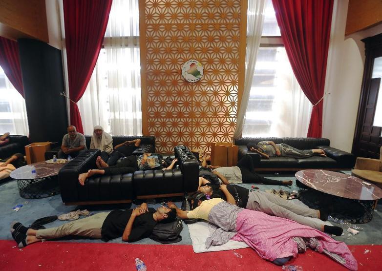 Sadr’ın destekçileri meclisten çıkmıyor