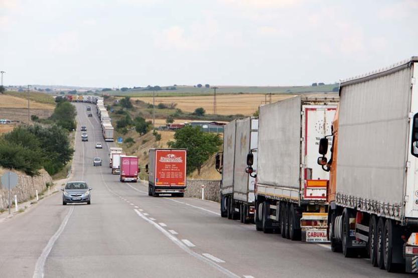 Hamzabeylide 20 kilometrelik TIR kuyruğu