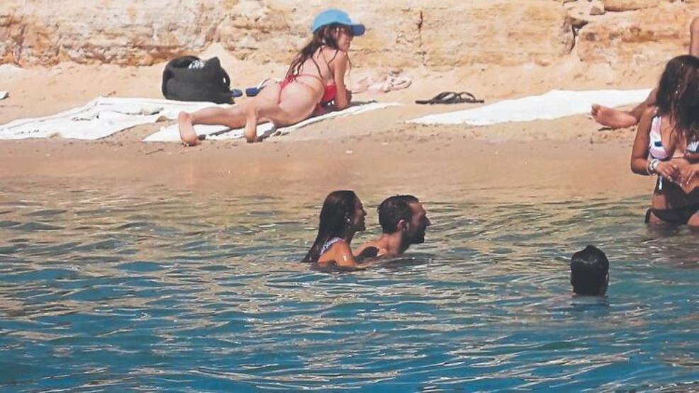 Merve Oflaz ile Allan Hakko plajda aşka geldi