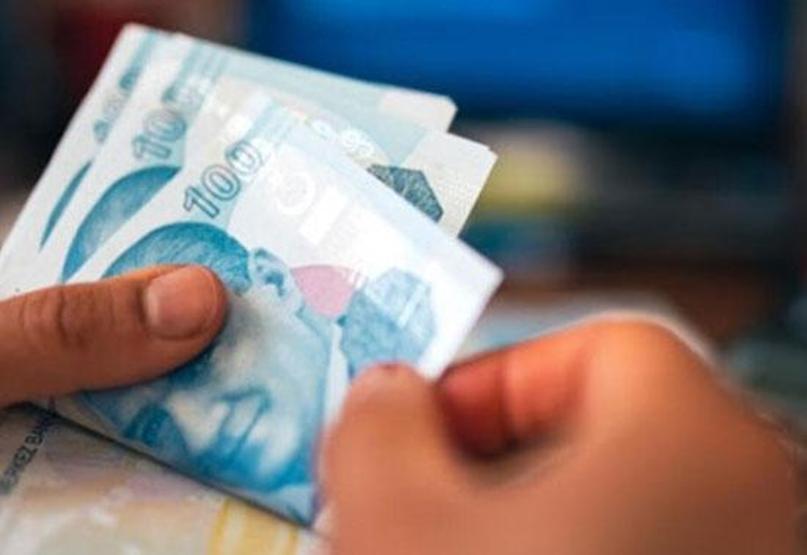Emeklileri cezbeden kampanyalara yoğun ilgi: Banka önünde promosyon kuyruğu oluştu