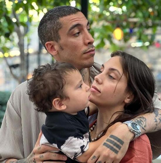Can Bonomo ve Öykü Karayelden aile pozu