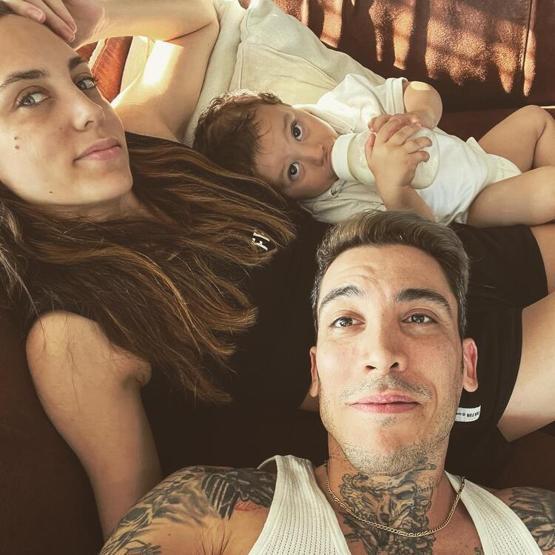 Can Bonomo ve Öykü Karayelden aile pozu