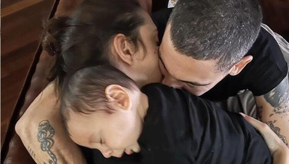 Can Bonomo ve Öykü Karayelden aile pozu