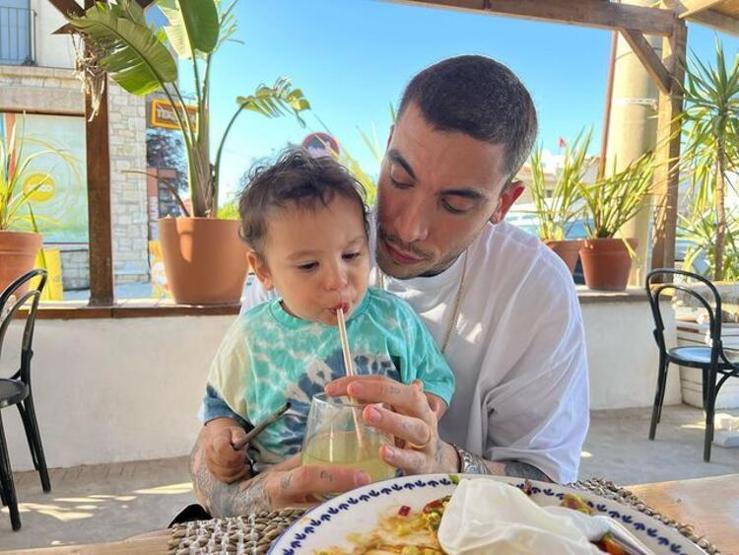 Can Bonomo ve Öykü Karayelden aile pozu