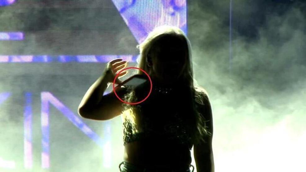 Ünlü popçuya konserde telefon fırlattılar