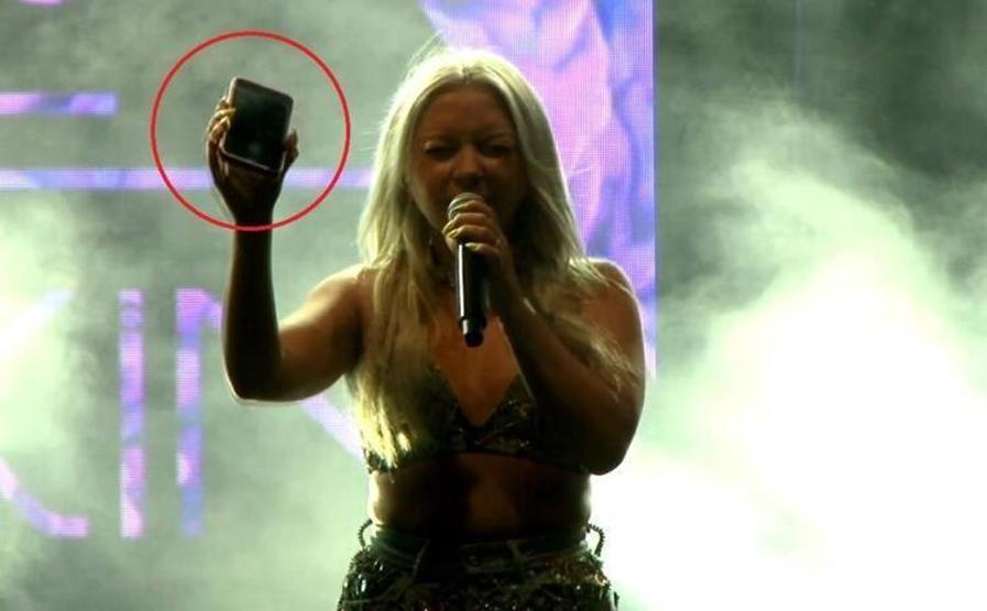 Ünlü popçuya konserde telefon fırlattılar