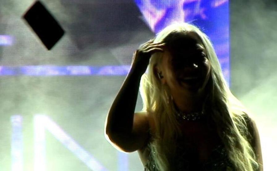 Ünlü popçuya konserde telefon fırlattılar