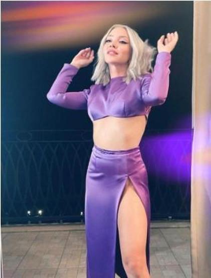 Ünlü popçuya konserde telefon fırlattılar