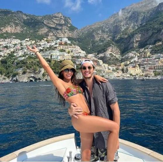 Ebru Şahin bikinili tekne pozlarıyla nefes kesti