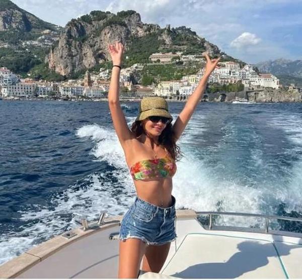 Ebru Şahin bikinili tekne pozlarıyla nefes kesti