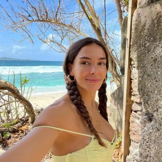 Ebru Şahin bikinili tekne pozlarıyla nefes kesti
