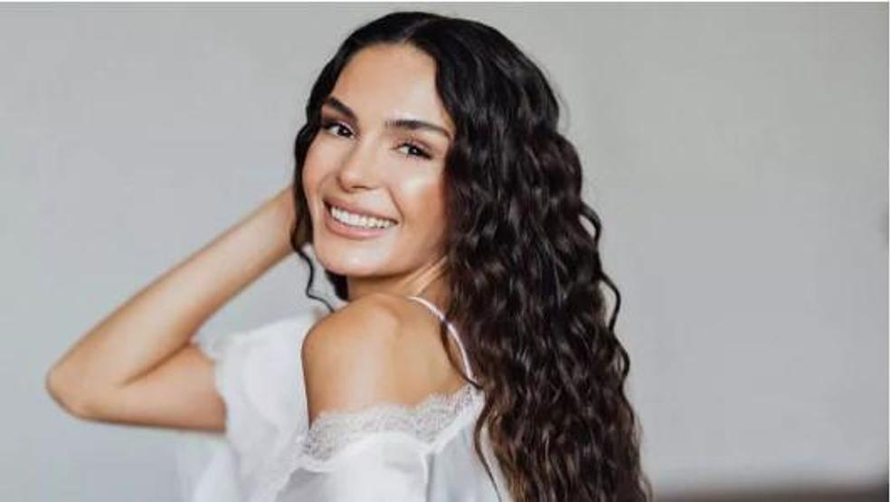 Ebru Şahin bikinili tekne pozlarıyla nefes kesti